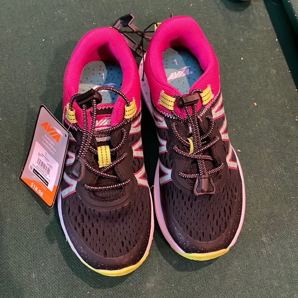 NWT girls size 1 Avia sneakers